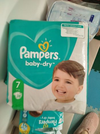 Couches Pampers taille 7