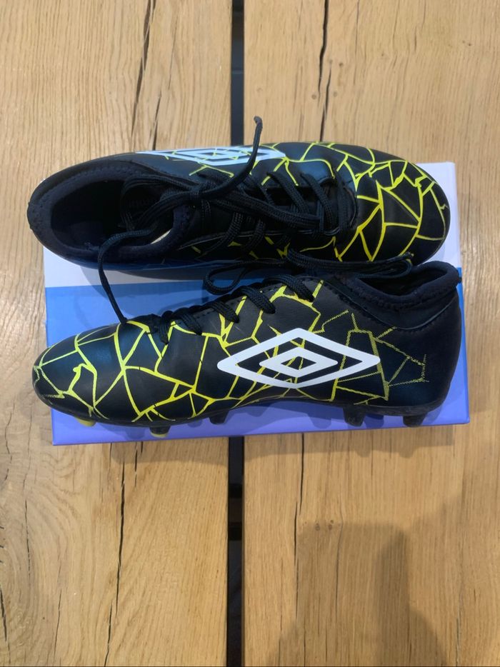 Chaussures de foot à crampons noires et jaunes pointure 35 Umbro - photo numéro 5