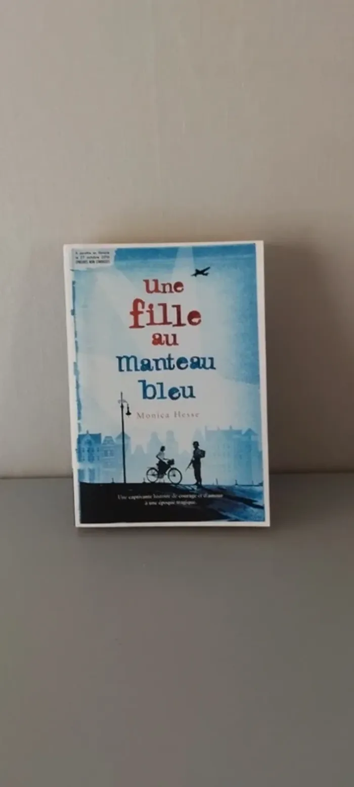 Une fille au manteau bleu.