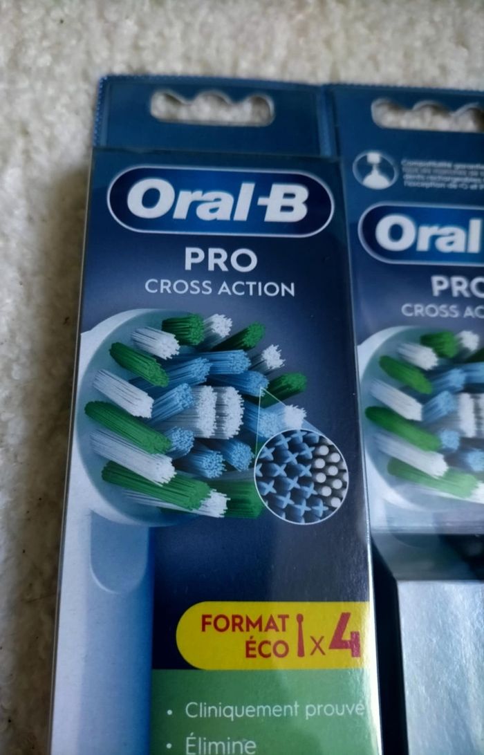 Lot 6 brossettes Oralb pro cross action blanche - photo numéro 3
