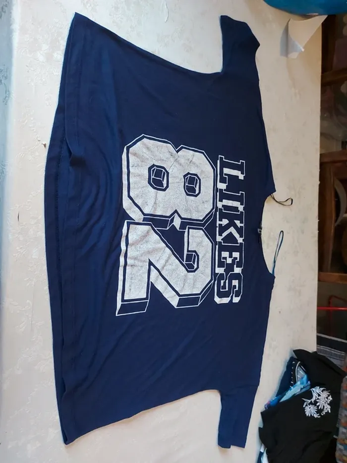 T-shirt bleu marines likes 82
