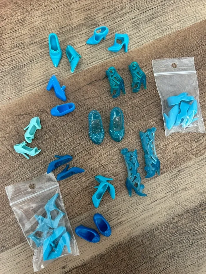 Paires de chaussures bleues pour poupée Barbie ou similaire – 2€ la paire
