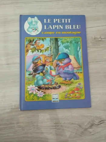 Le petit lapin bleu campe en montagne