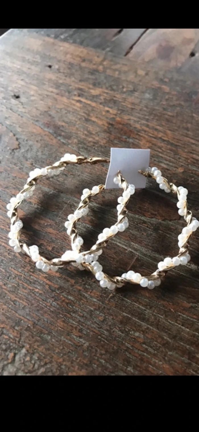 Magnifique paire de boucles d’oreilles anneaux avec perles - photo numéro 5