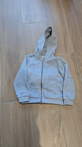 Gilet zippé a capuche