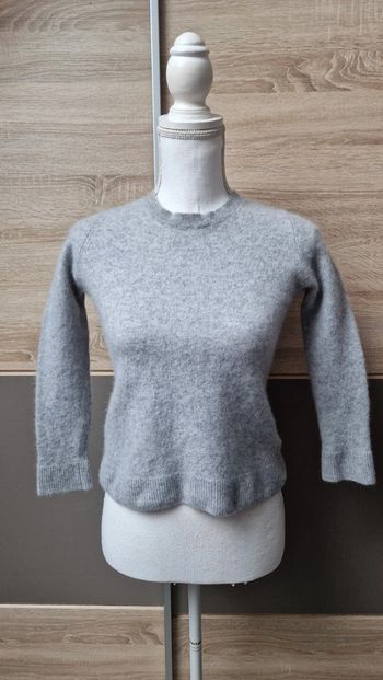 Pull court en cachemire.