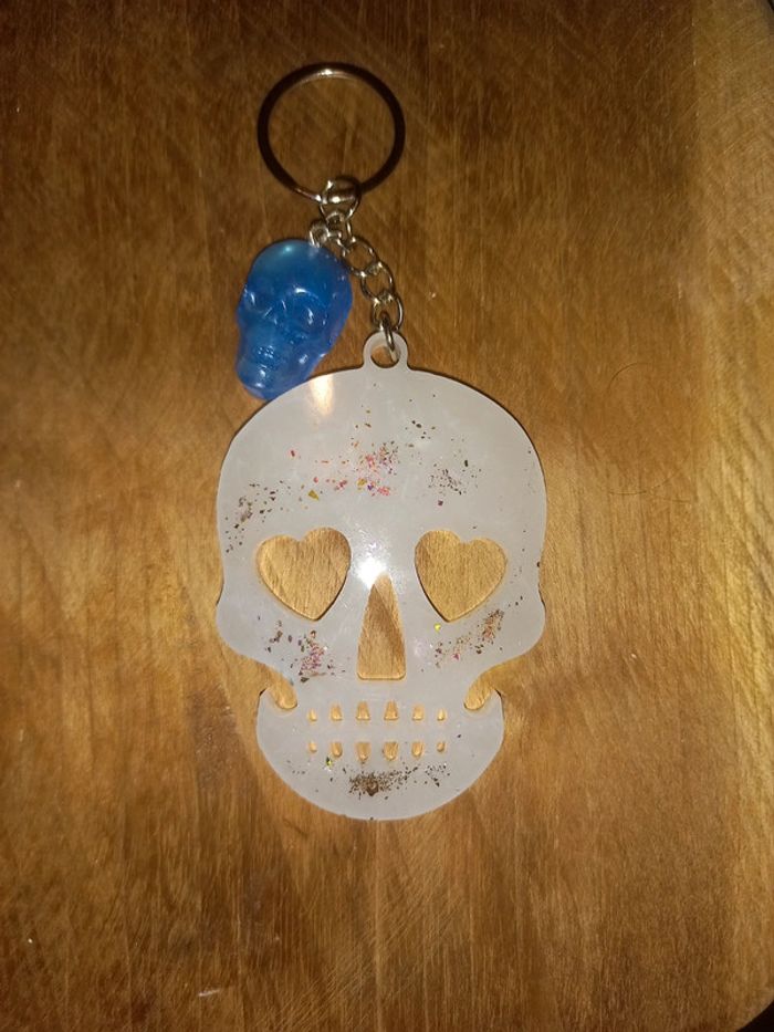 Porte clé double crânes résine epoxy