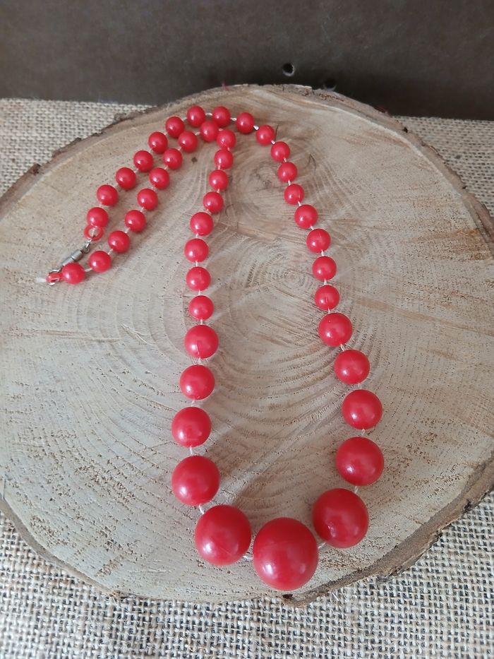 Collier rouge