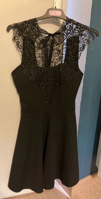 Robe noire décolleté en dentelle