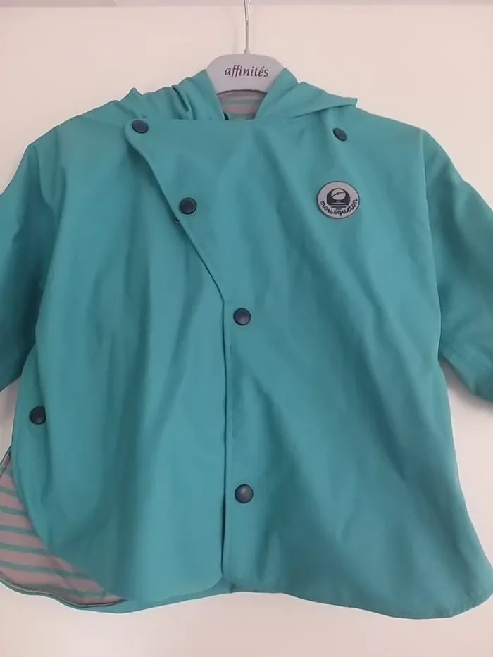 Jolie veste imperméable à capuche en 24 mois