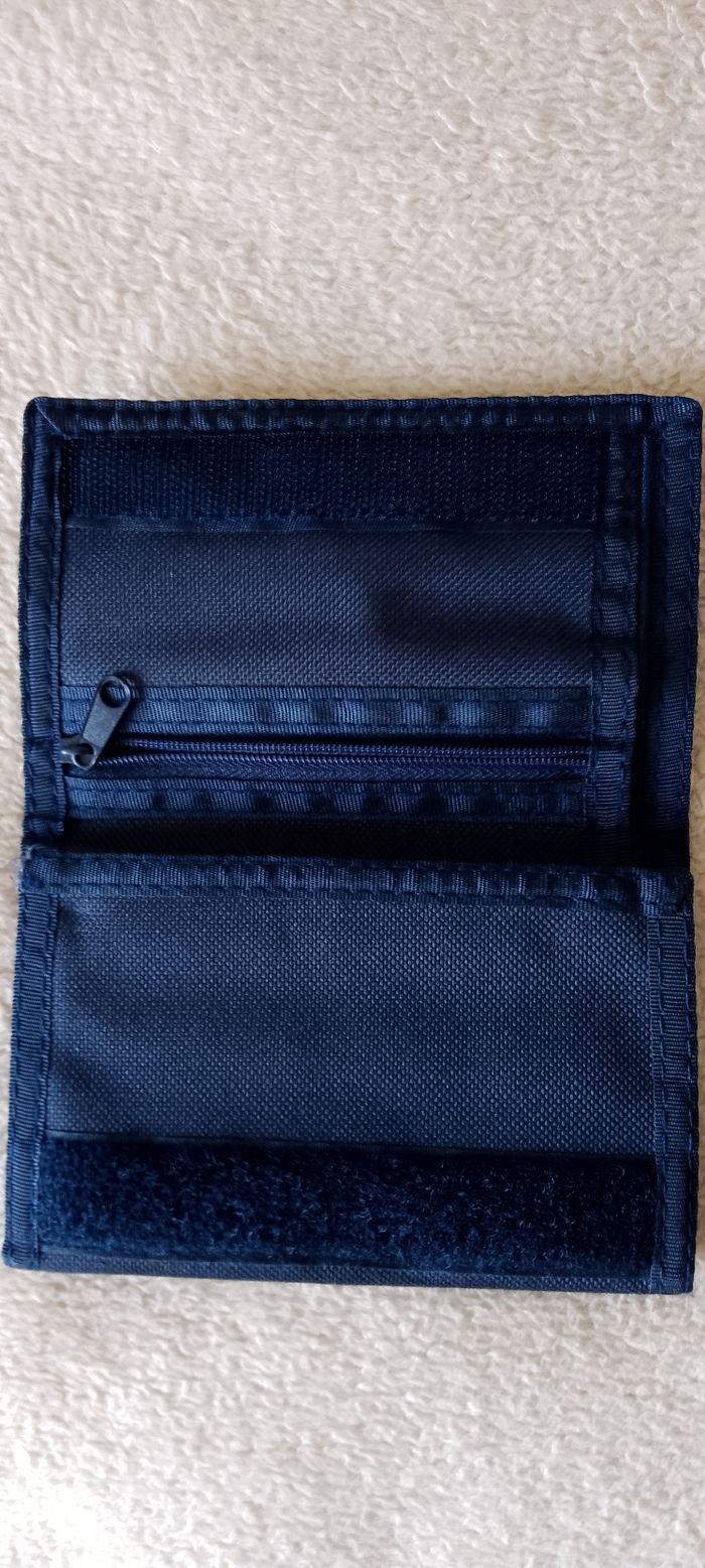 Joli porte feuille olympique lyonnais. Fermeture scratch. Plusieurs poches dont une a fermeture éclair. neuf - photo numéro 5