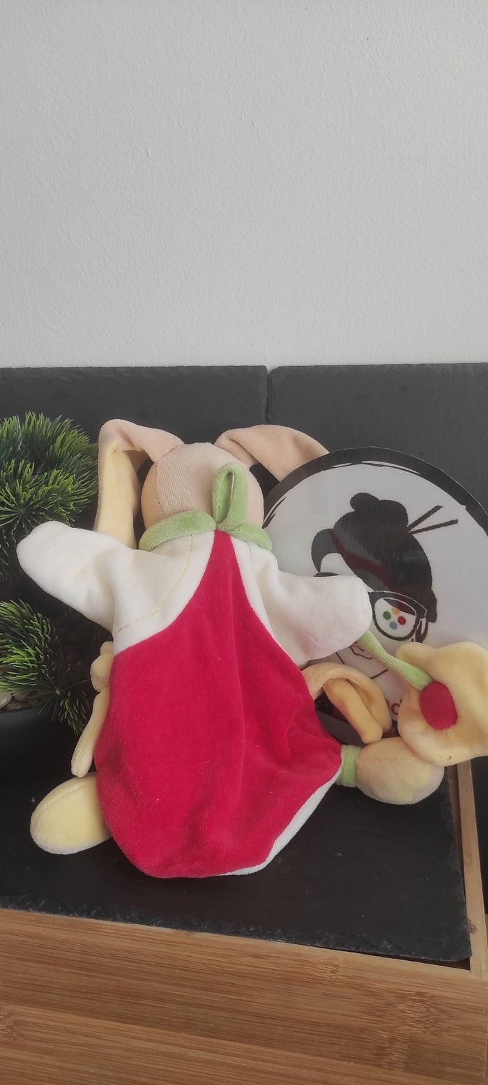 Doudou et compagnie marionnette lapin fleur pâquerette rouge marron vert jaune - photo numéro 2