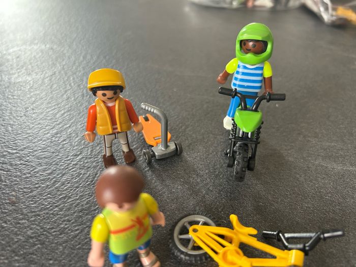Lot de playmobil enfants en vélo moto et trottinette - photo numéro 3