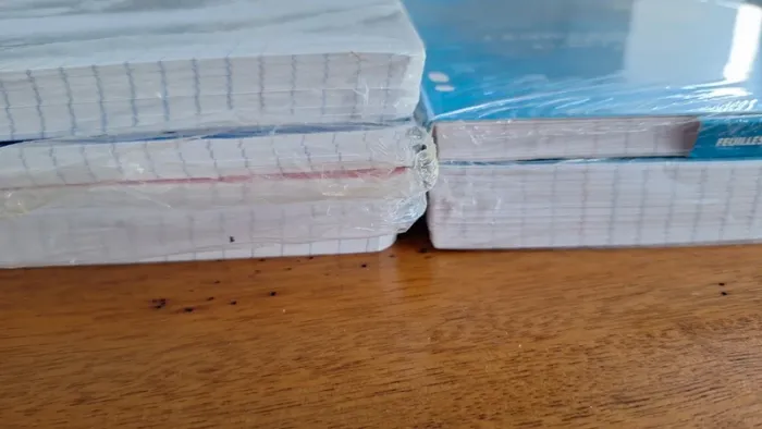 Environ 1500 feuilles classeurs seyes - photo numéro 2