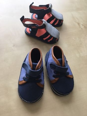 Lot de deux paires de chaussures bébé tape à l œil