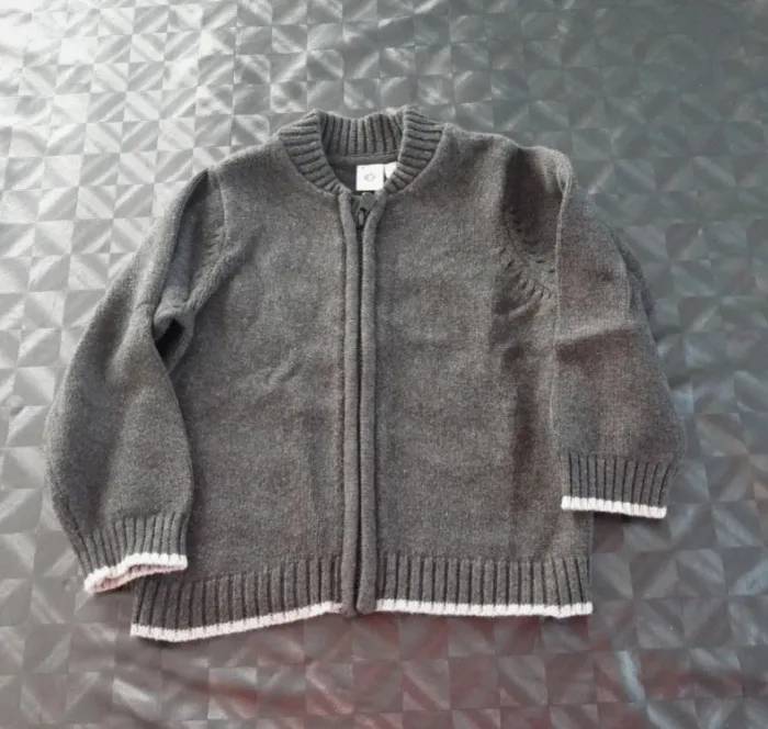 Lot pulls/veste zippee - photo numéro 3