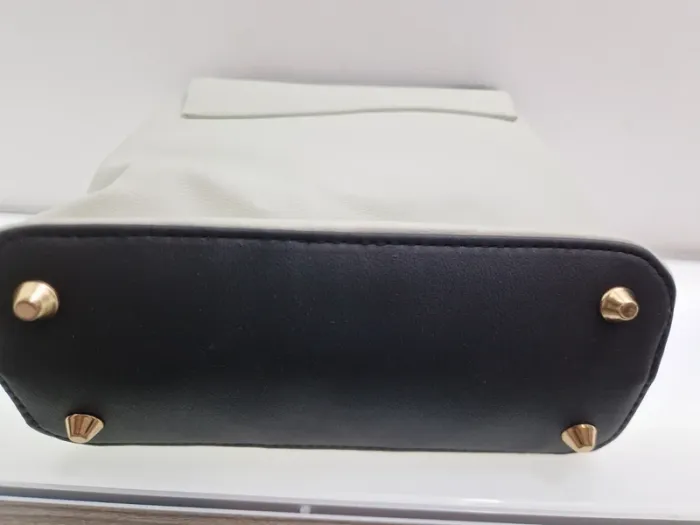 D163- Disney Parks Snow White 85th Anniversary ''Just One Bite'' Crossbody Bag NEW sac à main - photo numéro 4