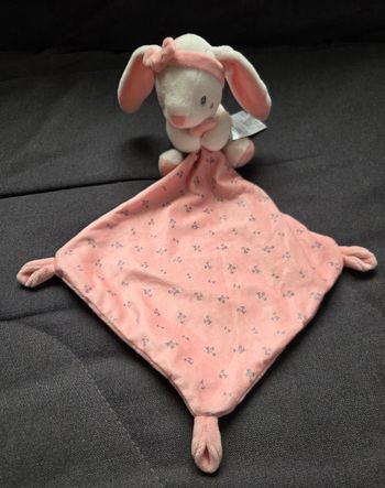 Doudou peluche lapin blanc et rose avec mouchoir rose fleuri- Districenter