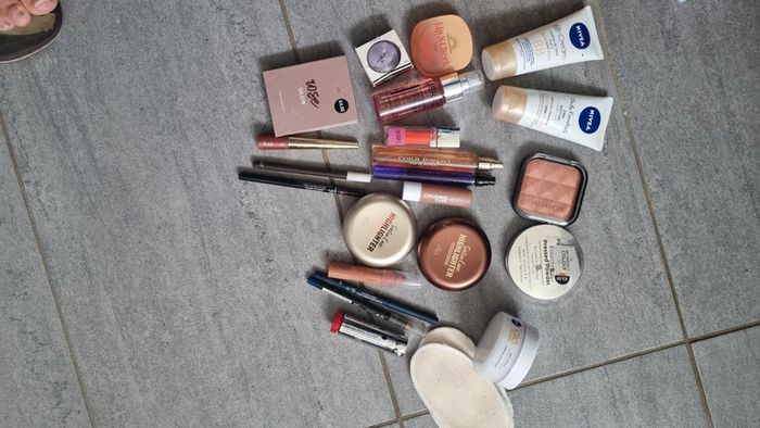 Lot maquillage neuf  différentes marques - photo numéro 2