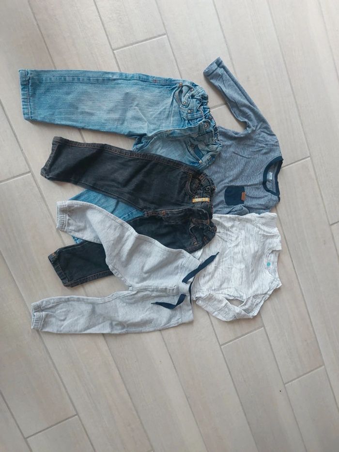 Deux tshirt manches longues et trois jeans