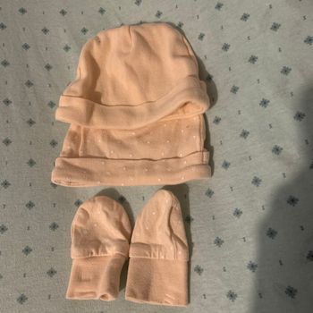 Deux bonnet naissance et gants