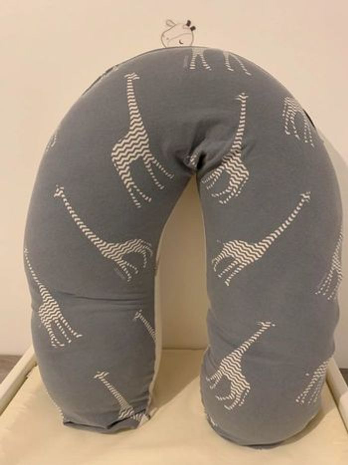 Coussin d’allaitement motif girafe DOOMOO en bon état - photo numéro 4