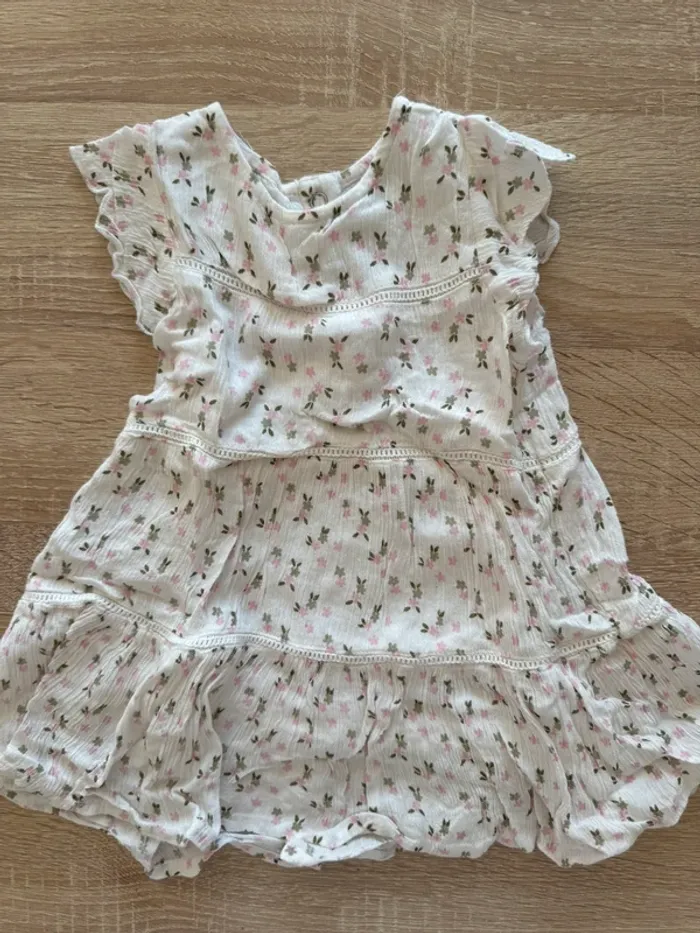 Robe blanche à motifs rose et vert 12 mois TBE - photo numéro 2
