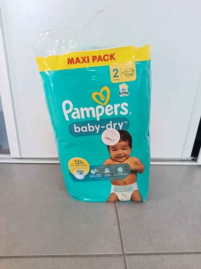 Méga pack 136 couches taille 2 neuf