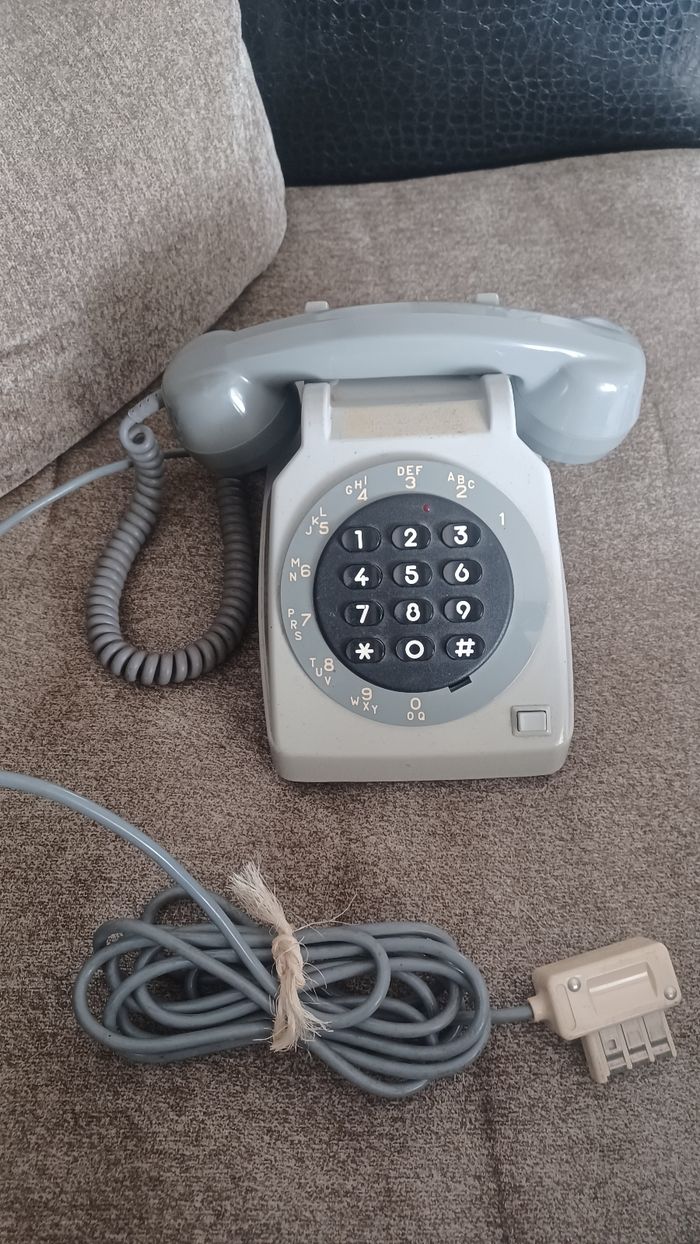 Téléphone fixe des années 60 gris marque telic bon etat