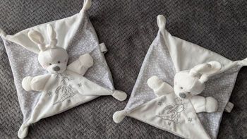 TBE, lot de 2 doudous lapins 🐰 attache tétine 
