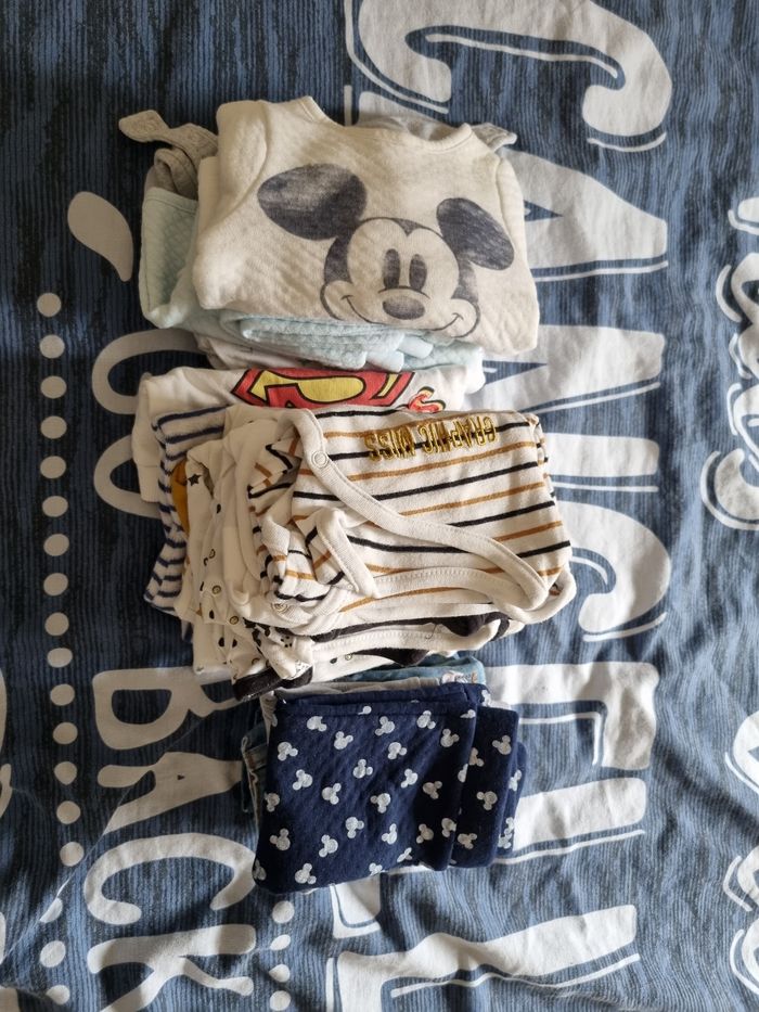 Lot 1 mois 18 pièces plus 2 bodies offert ( légèrement tâcher voir dernière photo)