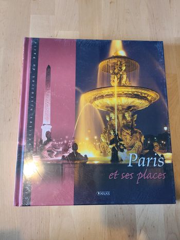 Livre Paris et ses places, grandes et petites histoires de Paris sous blister