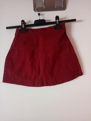 Jolie jupe bordeaux.  3 ans