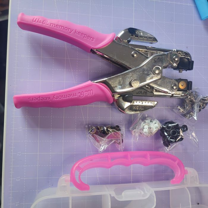 Perforatrice we r memory Keepers pince crop a dile rose avec boîte et oeillets - photo numéro 3