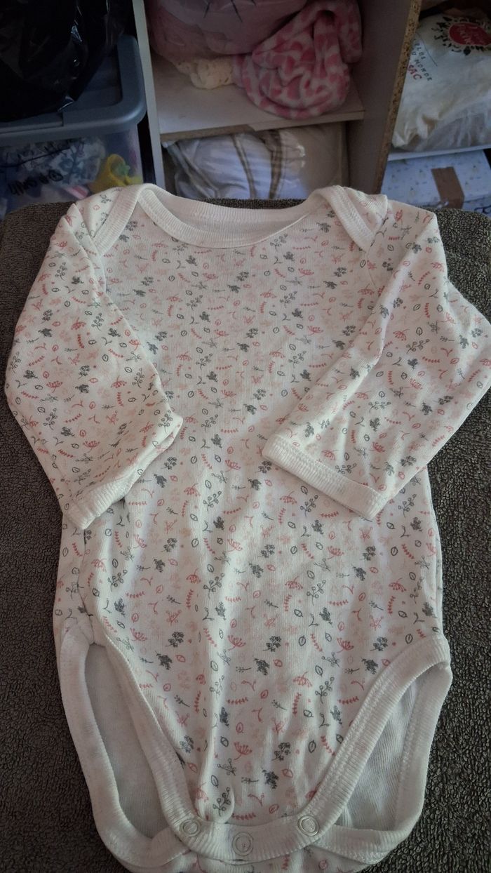 Lot bodys 12 mois - photo numéro 3