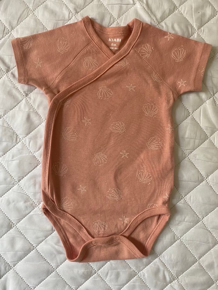 Lot de 3 bodies Kiabi taille 9 mois - En très bon état - photo numéro 3