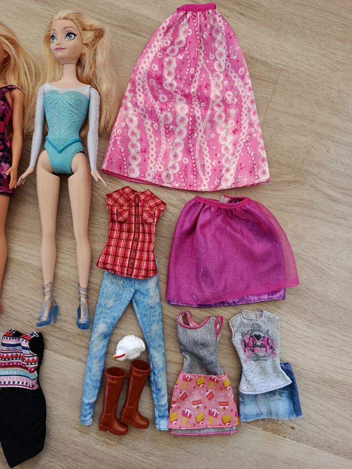 Lot de 5 barbies avec accessoires et vêtements - photo numéro 4