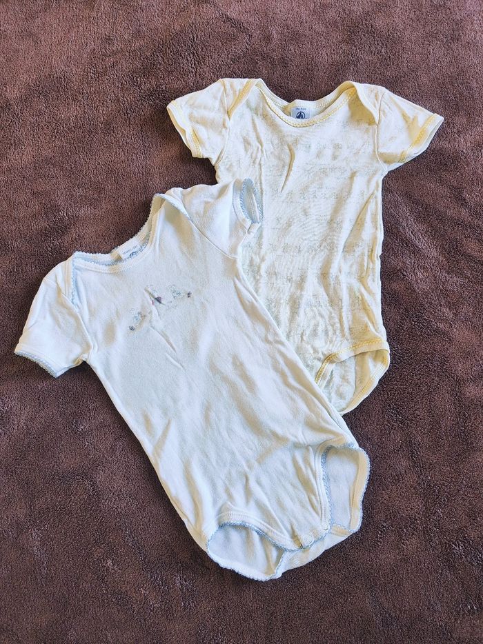 Lot 2 bodies mc blanc et jaune Petit Bateau 18 mois