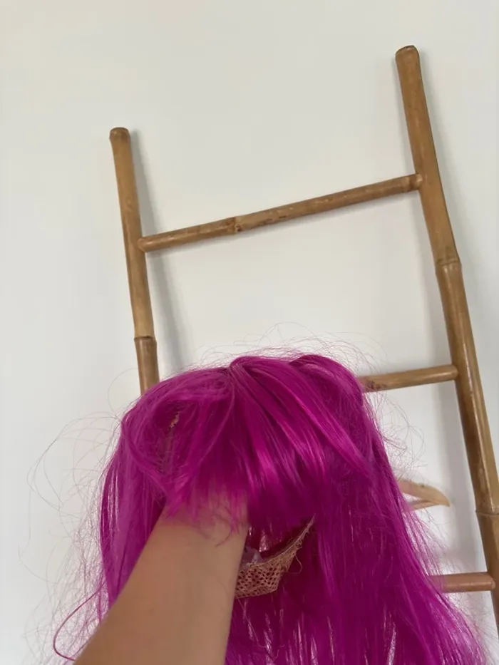 Perruque rose avec frange - photo numéro 2