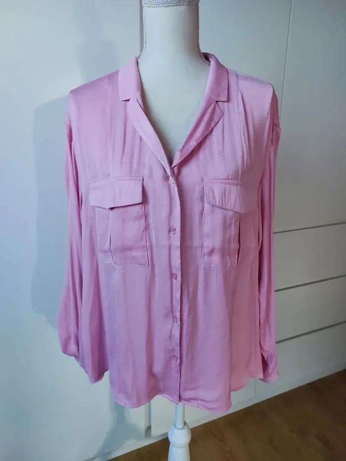 Jolie chemise satinée rose