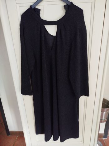 Robe noire avec motif relief