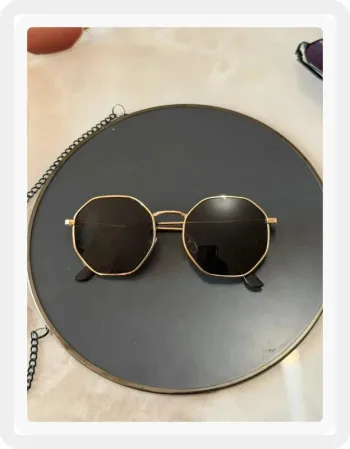 Lunette de soleil octogonale noire dorée