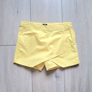 Jupe short jaune. Fille 8 ans. Marque Kiabi