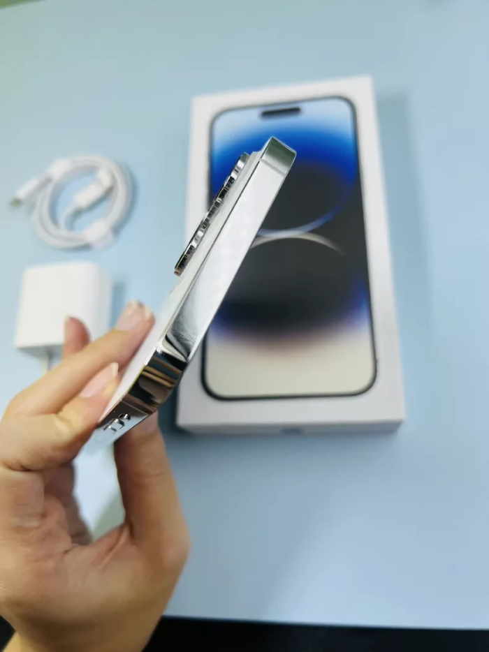 Une iphone quatorze pro max - photo numéro 3