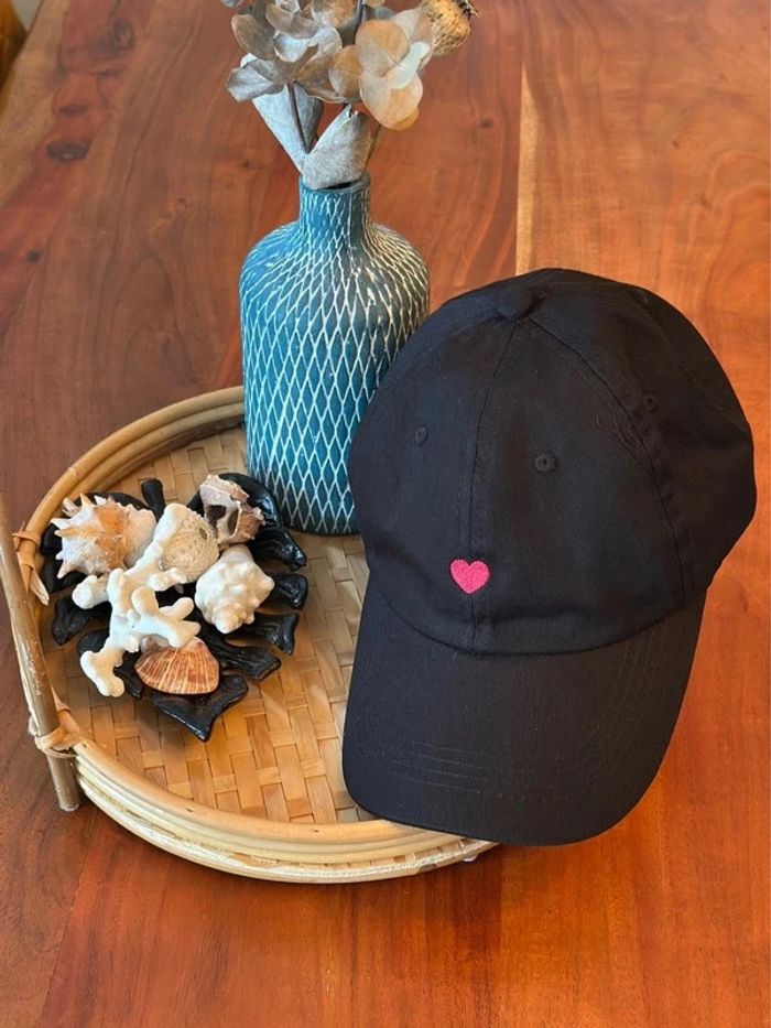 🖤 Casquette noire unisexe en coton – cœur brodé rose – Neuve - photo numéro 2