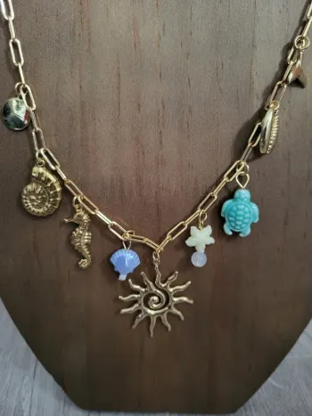 Collier acier inoxydable doré avec charm Soleil, hippocampe, coquille St Jacques