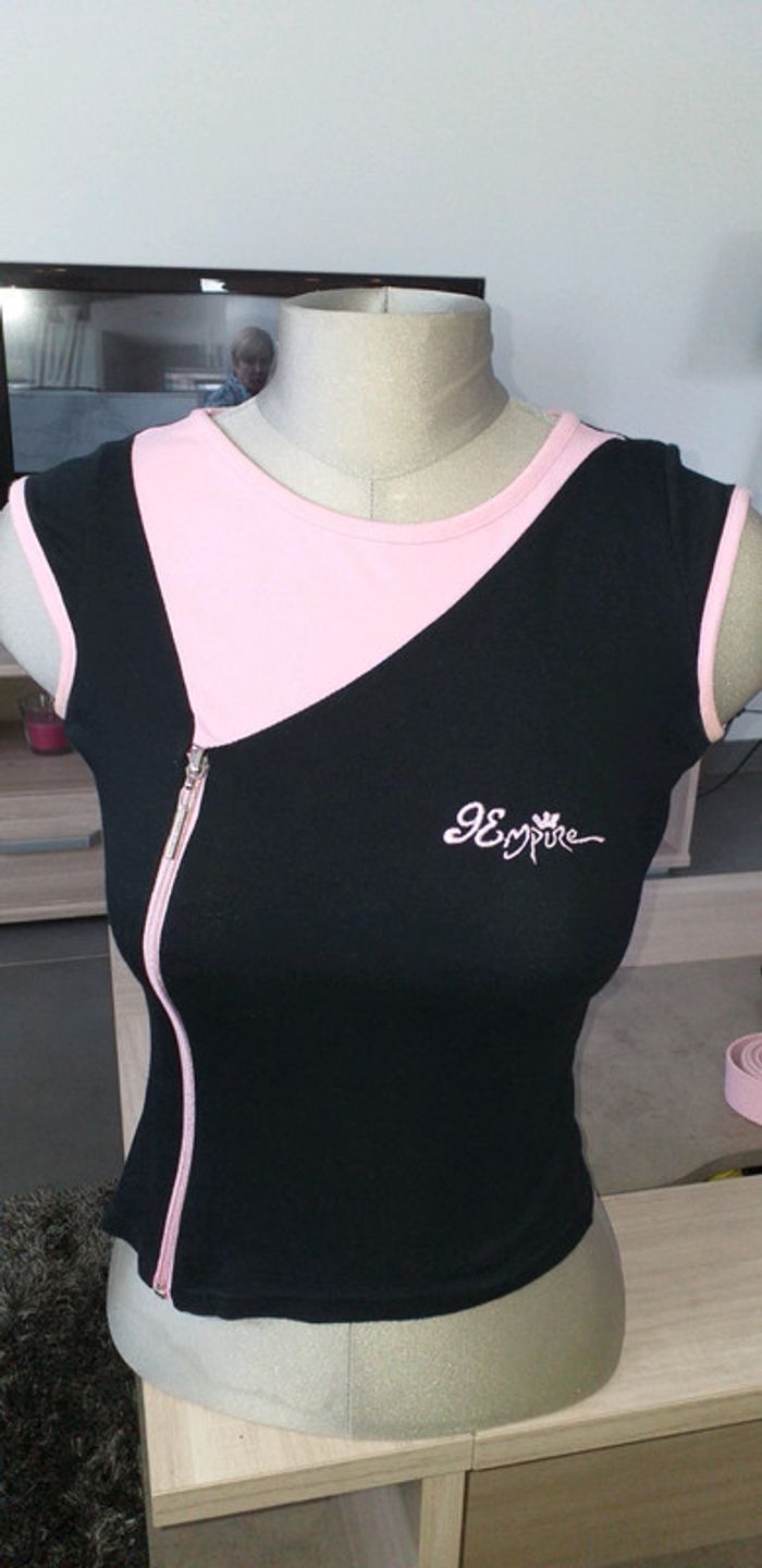 Débardeur noir et rose