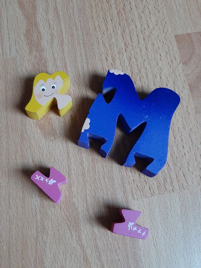 Décoration en bois en forme de lettre M - photo numéro 4