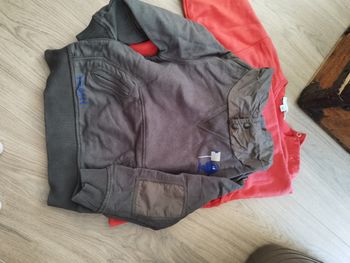 2 pulls rouge et marron