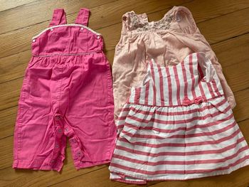 Lot 1 combi et 2 robes 6 mois